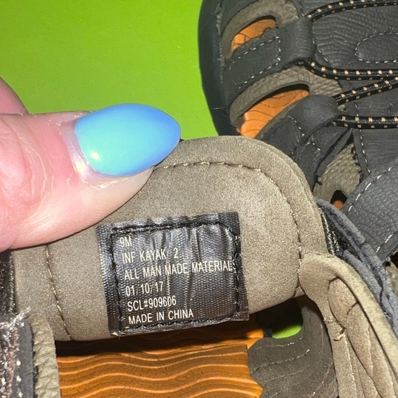 Boys outdoor shoe - size 9 - Picture 3 of 7